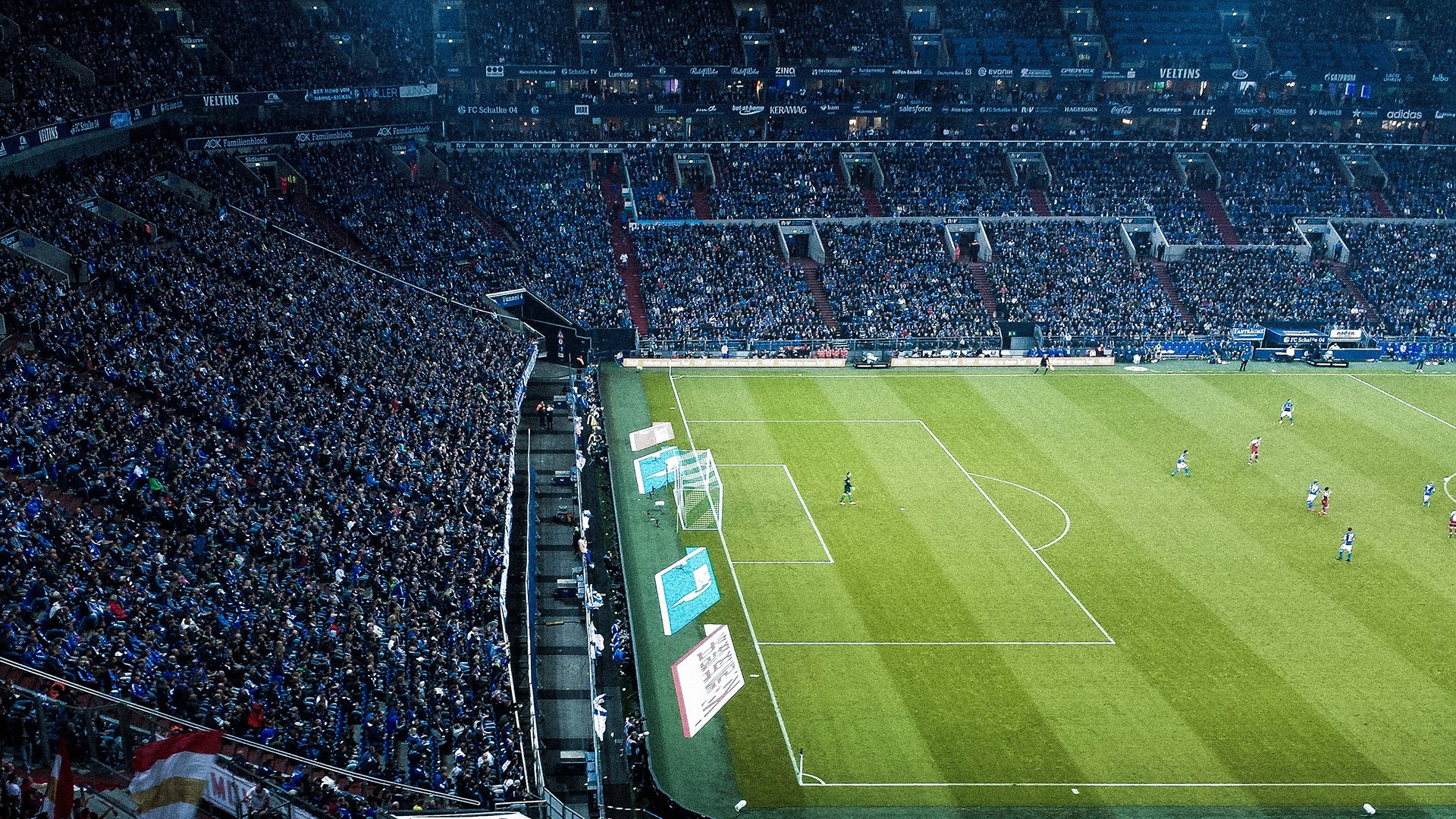 莱万多夫斯基连续十二场比赛得分超过比赛规则变更,雄鹿不断突破!全场沸腾不已